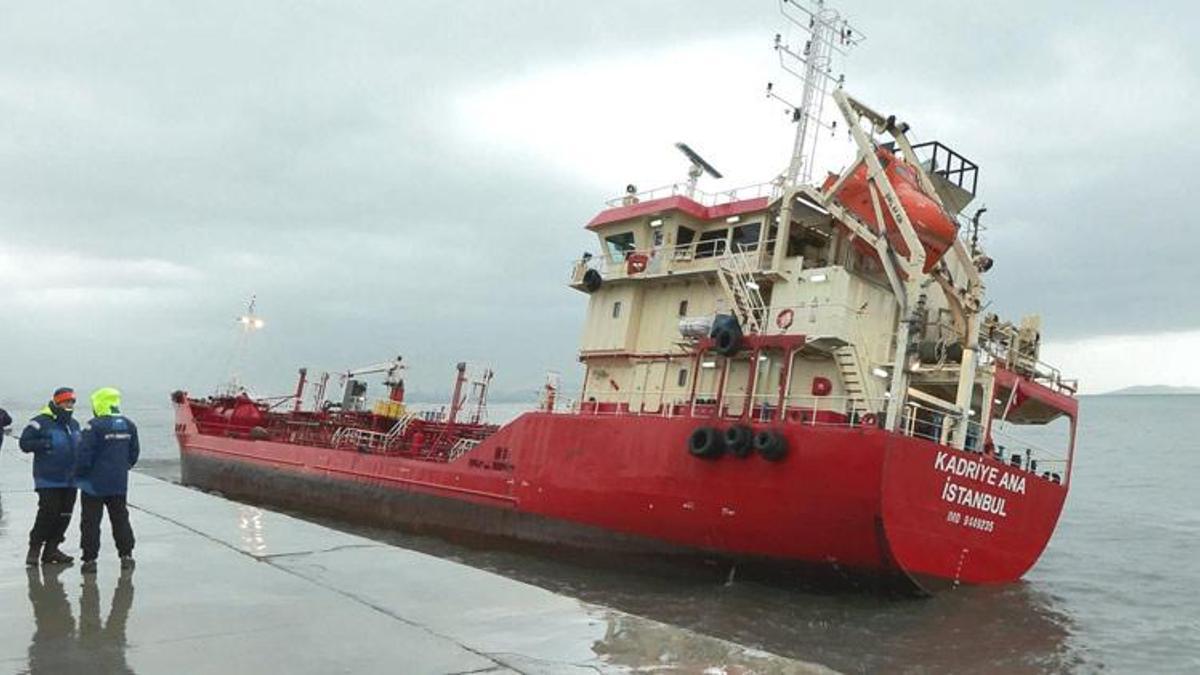 Zeytinburnu'nda yakıt tankeri karaya oturdu
