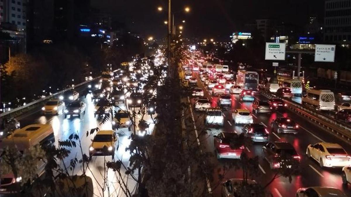 Yağmur, fırtına İstanbul trafiğini felç etti! Yoğunluk yüzde 90'a ulaştı