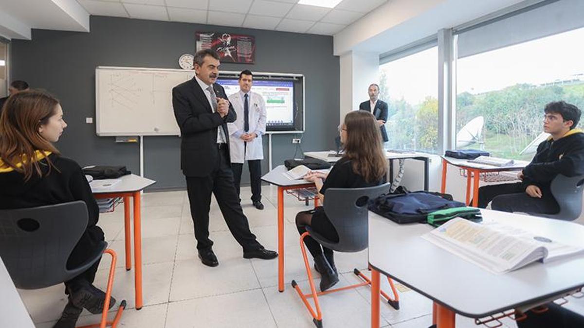 Bakan Tekin, Demirören Medya ve Teknoloji Mesleki ve Teknik Anadolu Lisesi'ni ziyaret etti: Mesleği bilen gençler yetiştiriyoruz
