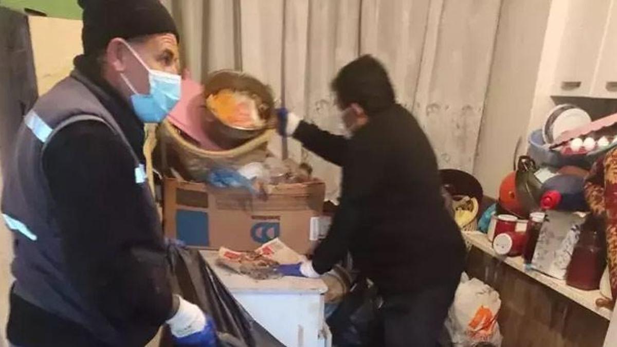 Ekipleri şoke eden olay! Evden 45 ton çöp çıktı