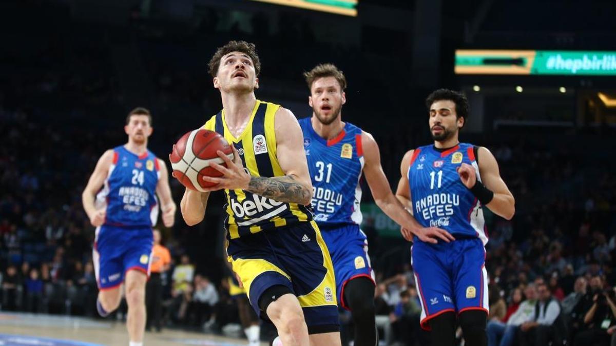 Anadolu Efes, Fenerbahçe Beko'yu devirdi