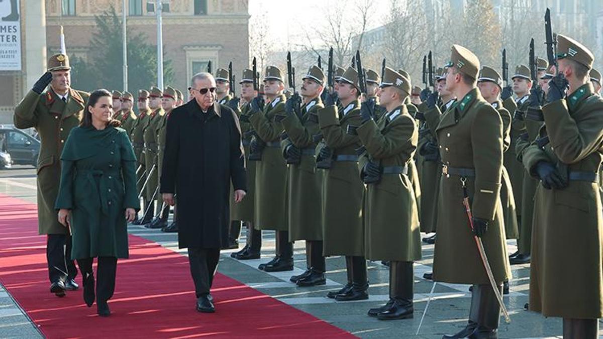 Cumhurbaşkanı Erdoğan, Macaristan’da resmi törenle karşılandı