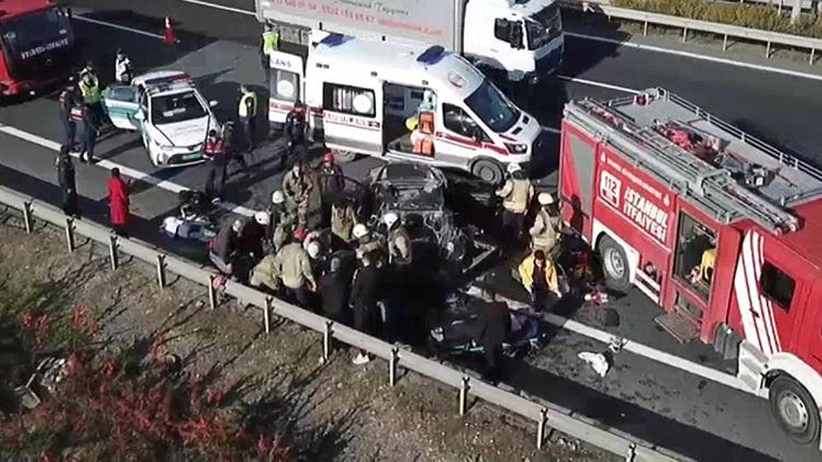 Kuzey Marmara Otoyolu'nda otomobil TIR'a çarptı: 6 yaralı