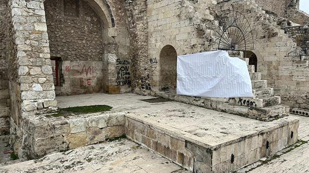 Tarihi medresedeki sprey boyalı yazılar, branda ile kapatıldı