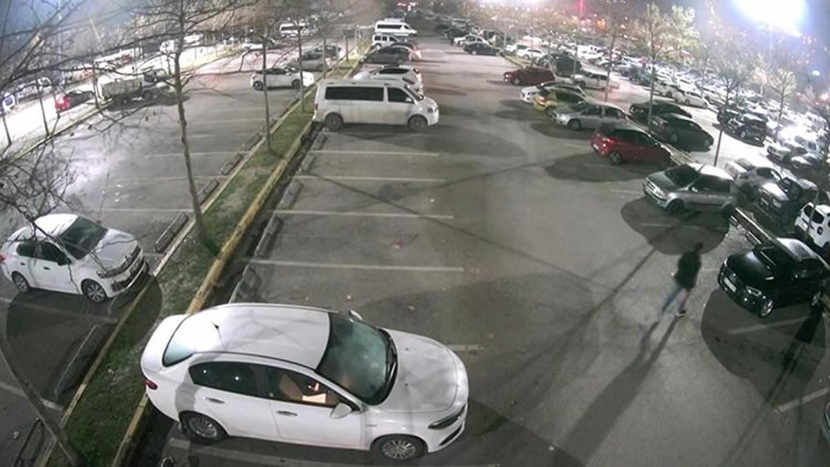 Parke taşı ile 35 aracın camlarını kıran şüpheli, kamerada