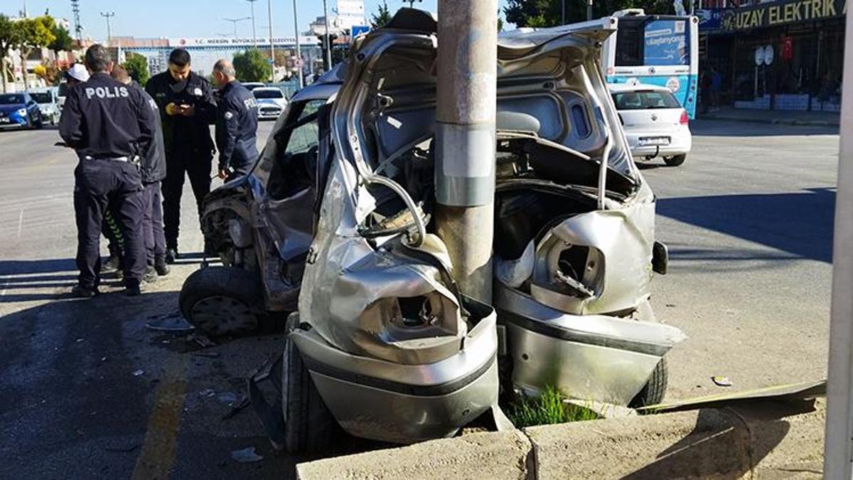 Otomobil, aydınlatma direğine çarptı; 1'i ağır 2 yaralı