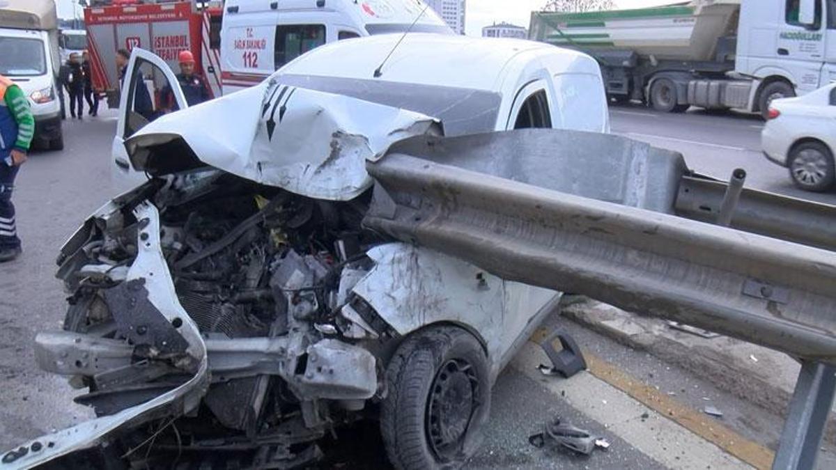 Maltepe'de hafif ticari araç bariyerlere çarptı: 2 yaralı