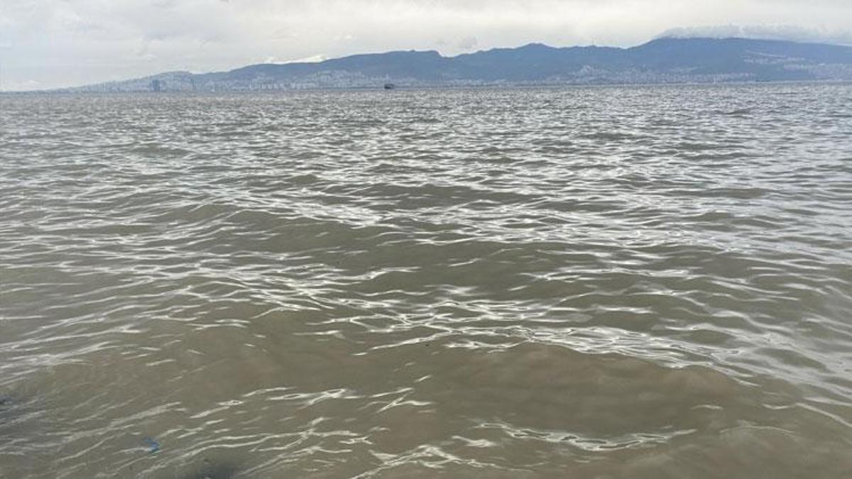 İzmir'de sağanak; körfez çamur rengine büründü