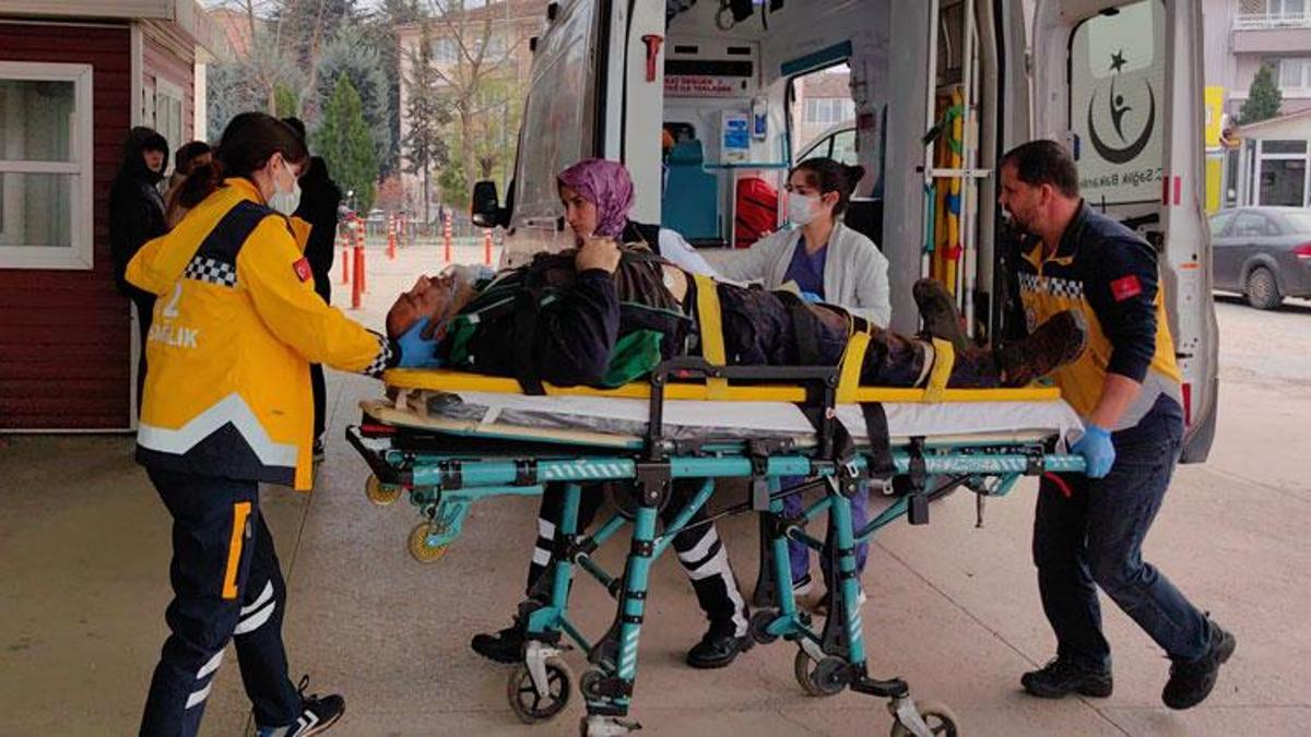 Fabrika çatısındaki yangına müdahale ederken düşen işçi ağır yaralandı