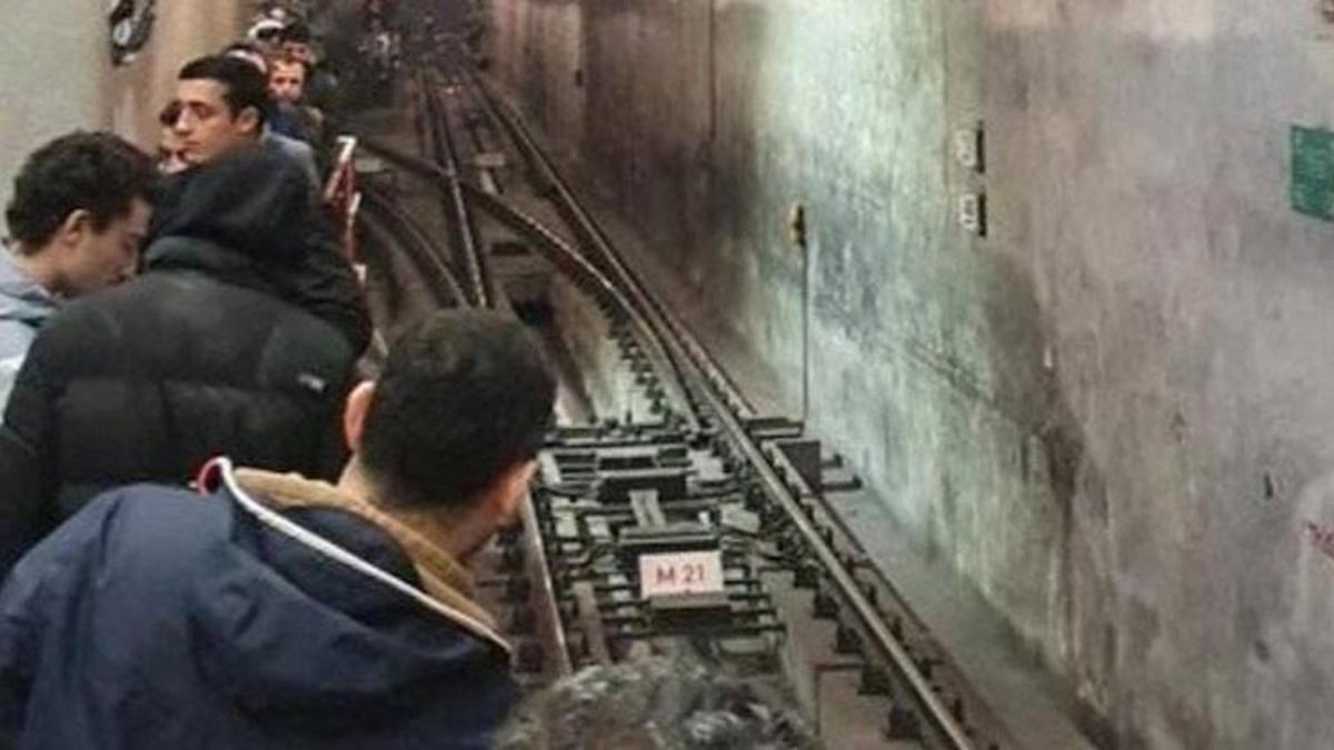 Metroda meydana gelen arıza yolcuları isyan ettirdi