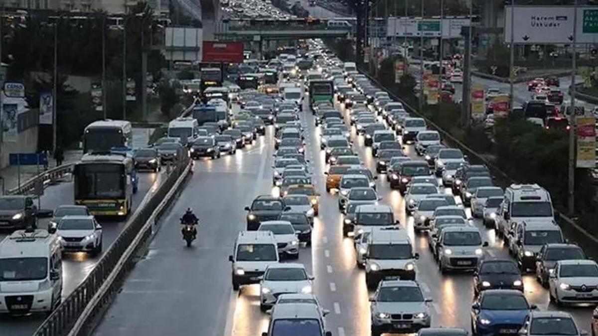 İstanbullular dikkat! AKOM alarm verdi, yağmur trafiği kilitledi