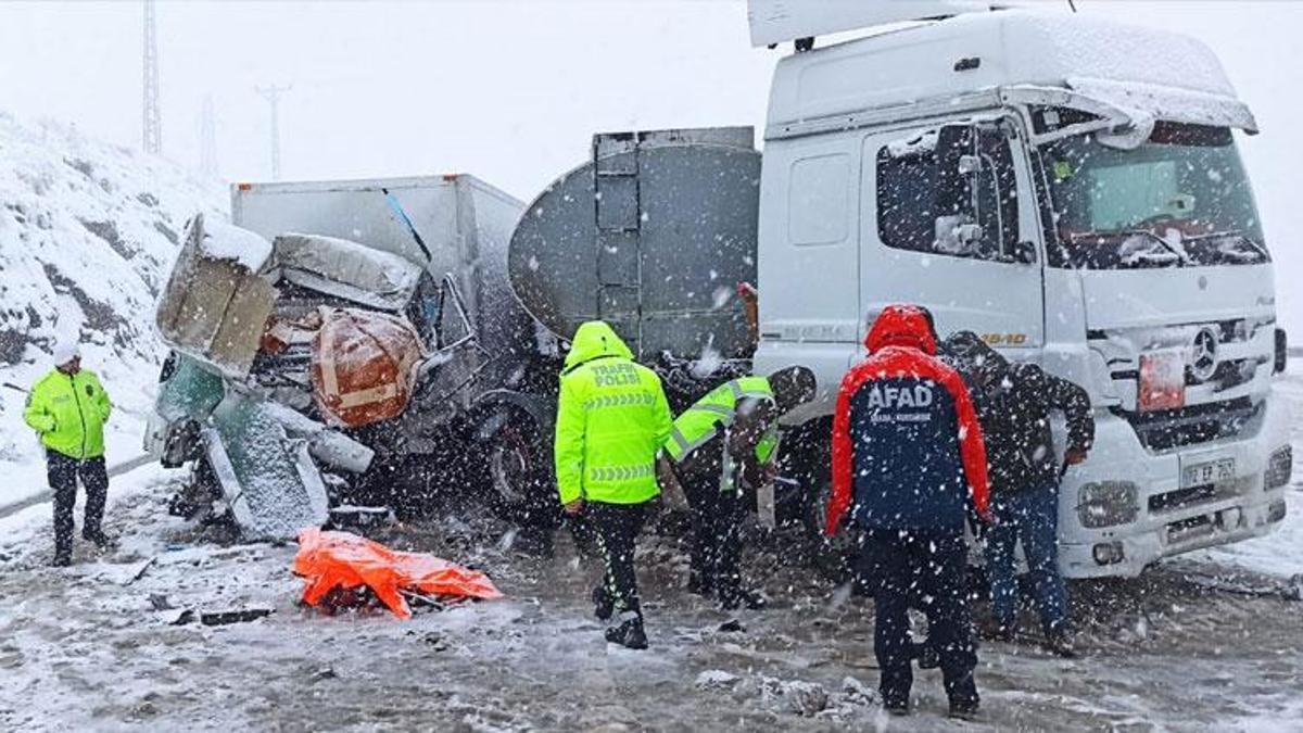 Bitlis'te karşı şeride geçen yakıt tankeri, 2 kamyonetle çarpıştı: 1 ölü