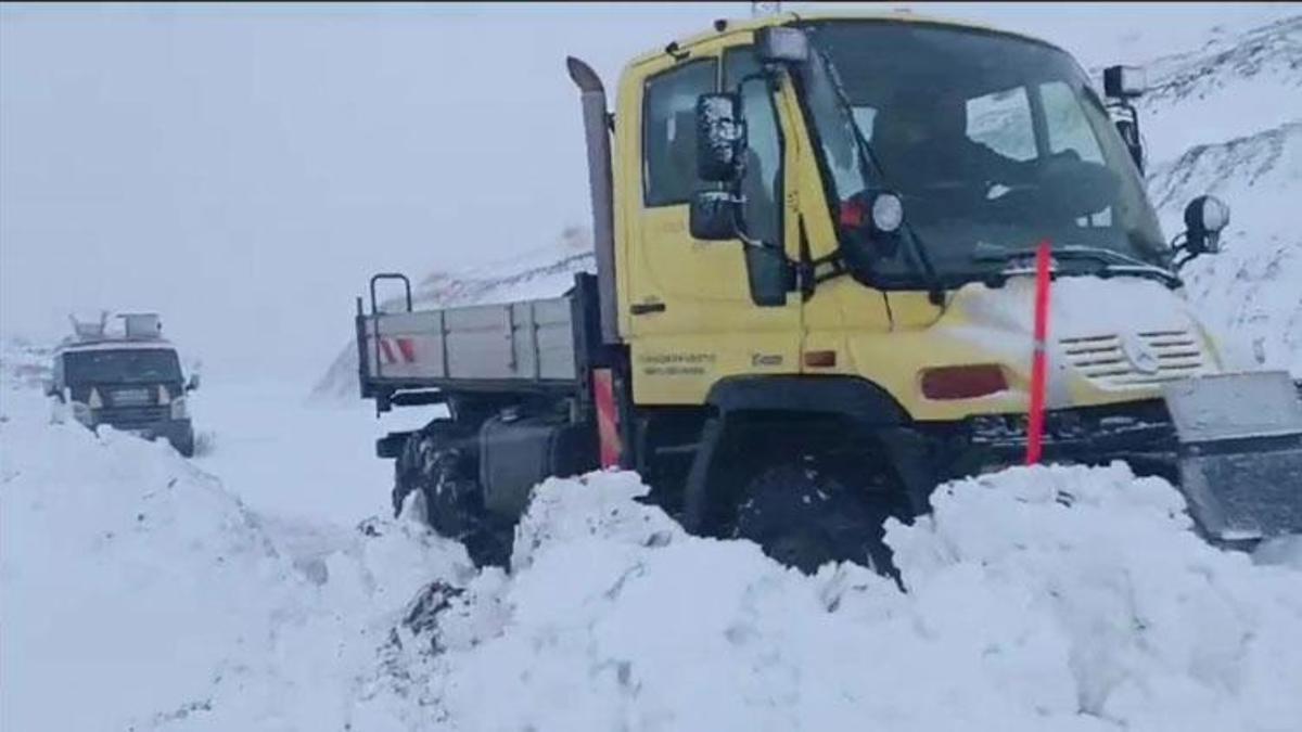 Siirt'te karda mahsur kalan minibüs ve otomobildeki 6 kişi kurtarıldı