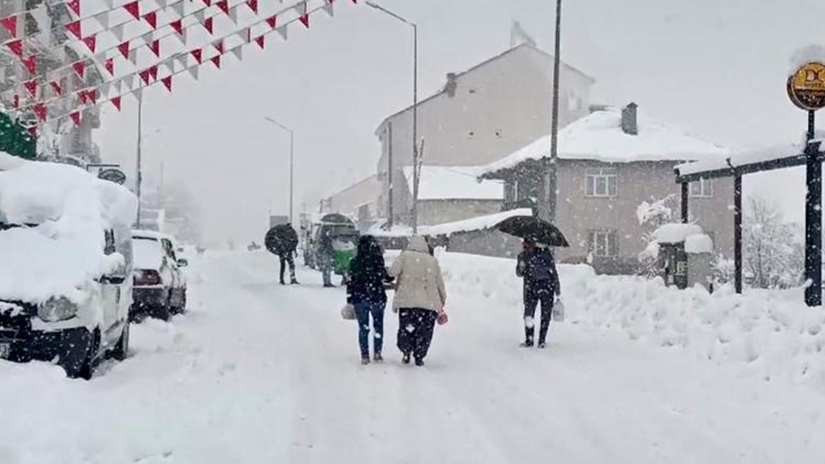 Tunceli’de kar kalınlığı 35 santimetreye ulaştı; 96 köy yolu kapalı