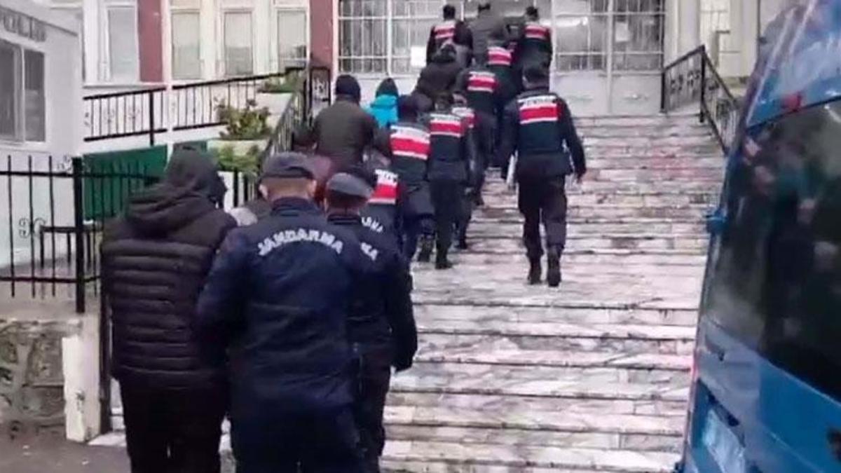 İzmir'de 173 kaçak göçmen yakalandı; 15 organizatöre tutuklama