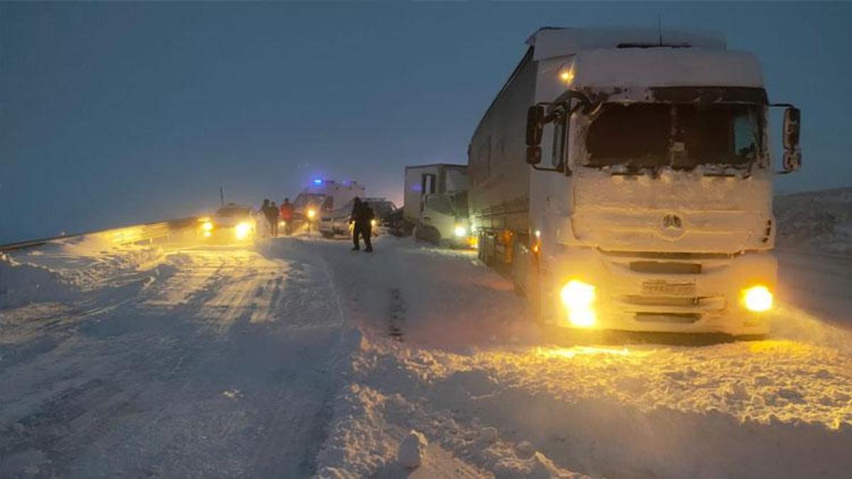 Iğdır'a ilk kar yağdı, Ardahan beyaza büründü, Kars'ta yollar kapandı
