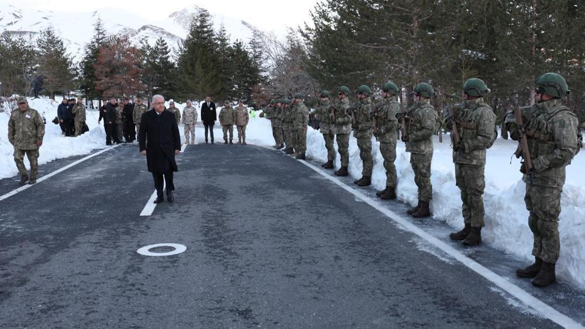 Bakan Güler, Hakkari’deki Dağ ve Komando Tugay Komutanlığında incelemelerde bulundu
