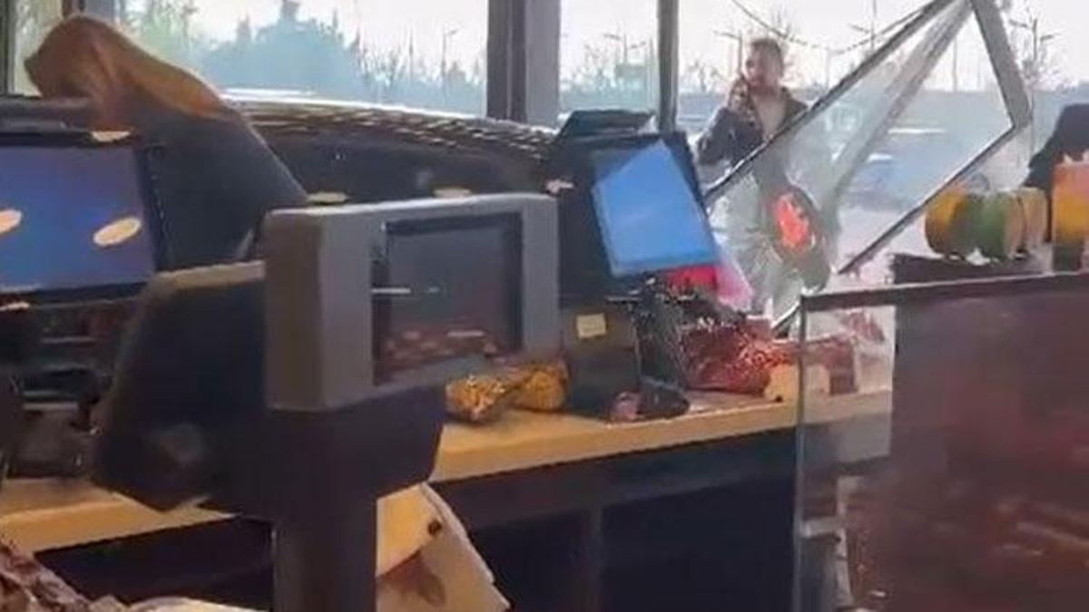 Sürücünün fren yerine gaza bastığı otomobil, markete girdi; 2 yaralı