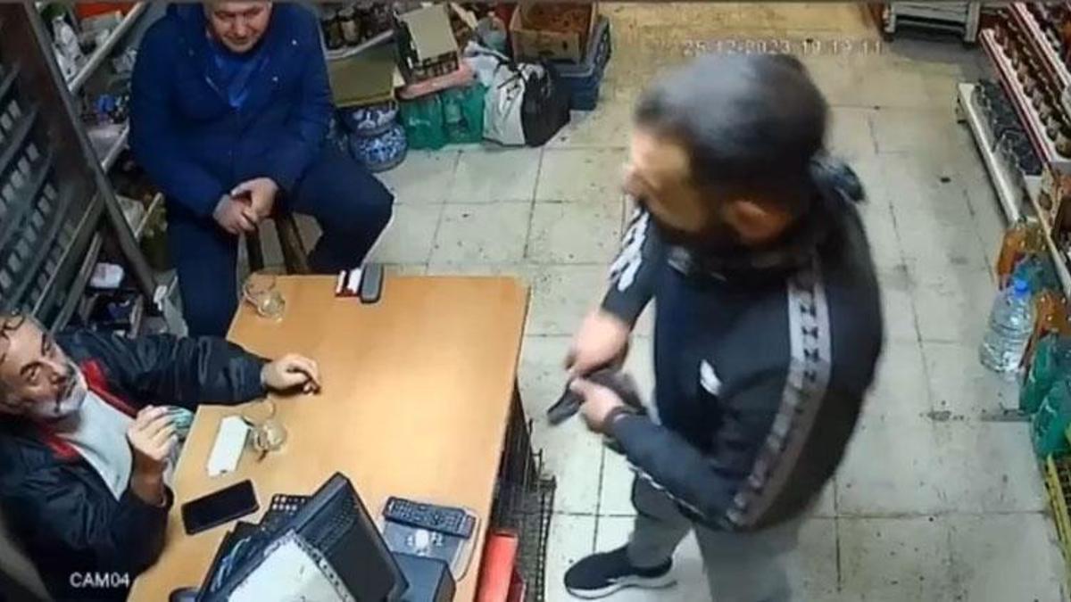 Tabanca gösterip, masadaki paketten 2 sigara alıp kaçtı, tutuklandı