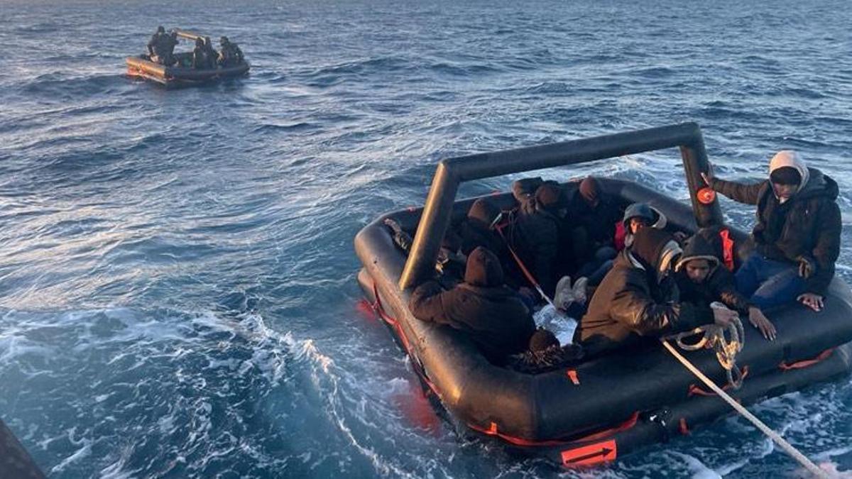 Sal ve lastik botlarda can pazarı: İzmir açıklarında 96 göçmen kurtarıldı