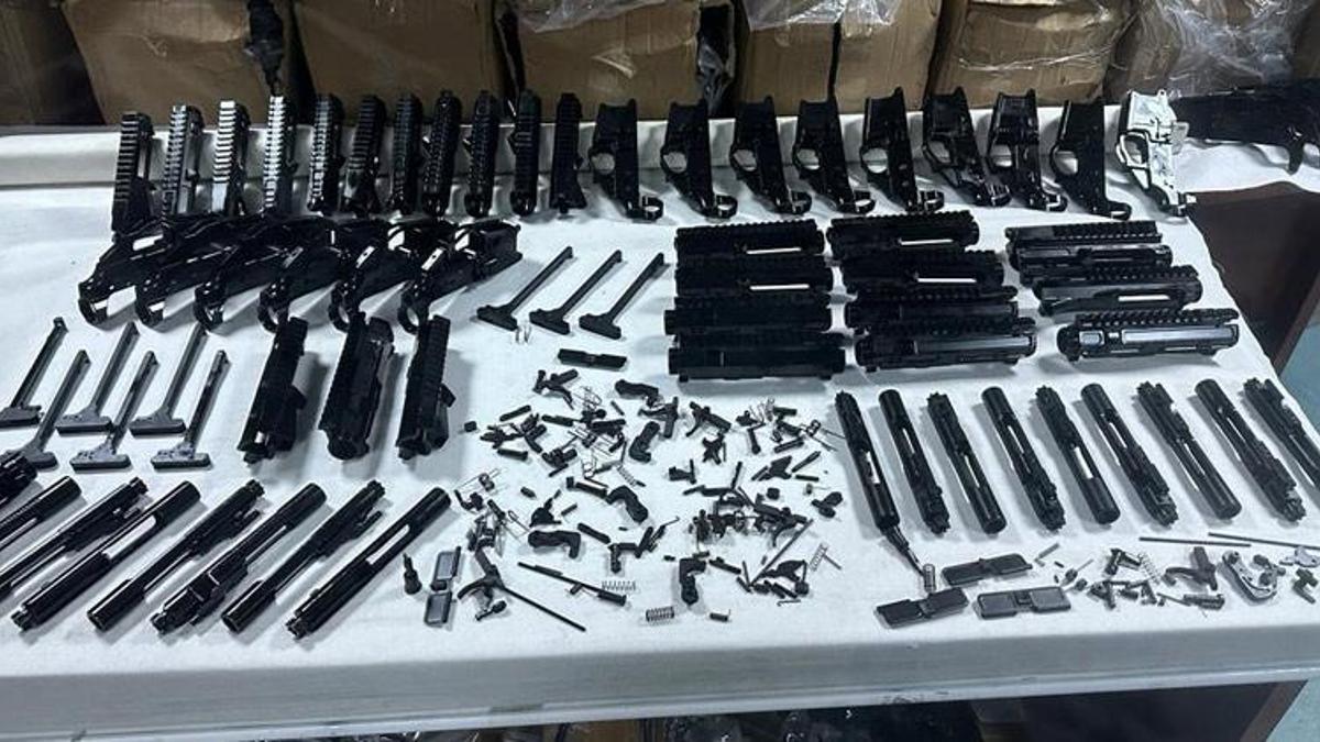 TIR'da 2 bin 420 silah parçası ele geçirildi