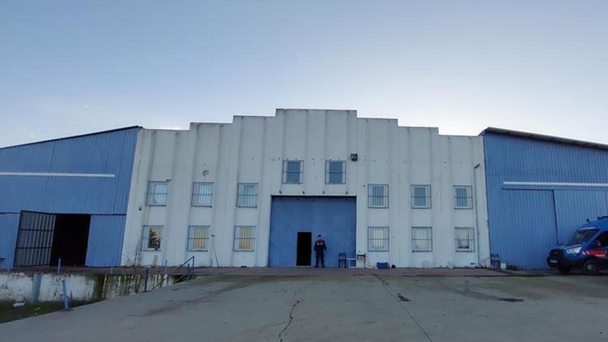 Dışarıdan bakınca fabrika, içerisi bambaşka! Yüzlercesi operasyonla ele geçirildi