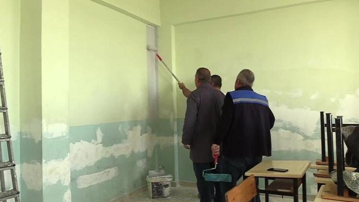 Öğrenciler para topladı, okul çalışanları sınıfları boyadı