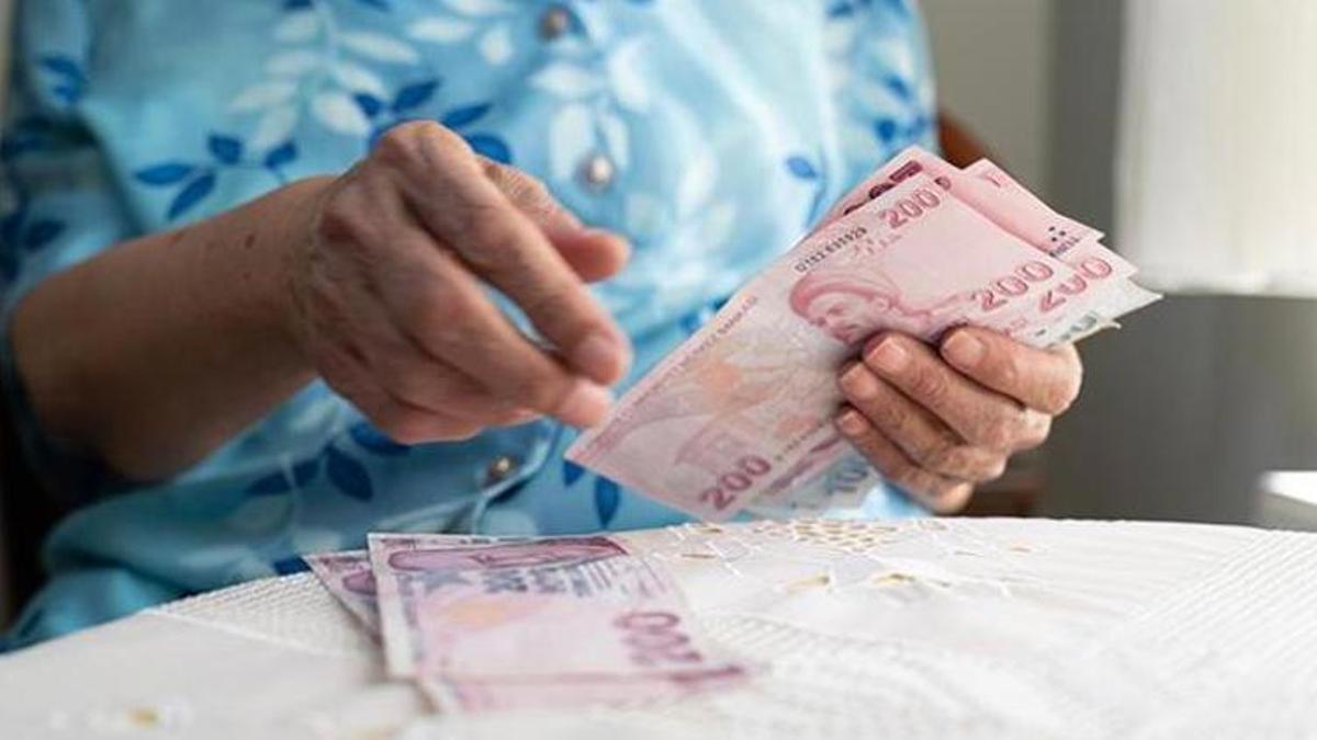 Çalışan emeklilere müjde! 5 bin TL ikramiye hesaplara yatırılıyor, işte ödeme tarihi