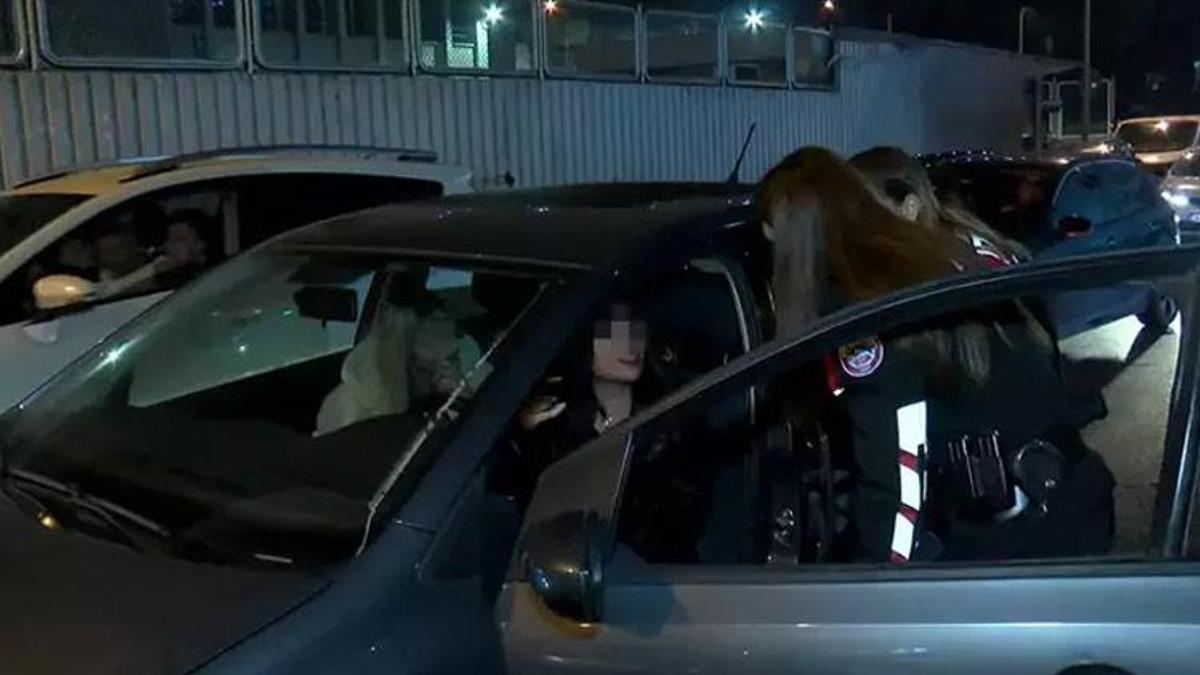 Ehliyetsiz yakalanan kadın sürücünün pişkinliği pes dedirtti
