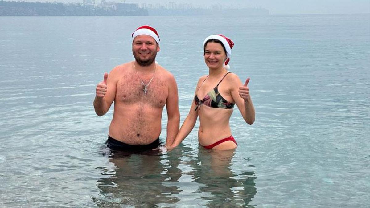 Antalya'da yeni yılın ilk gününde denize girdiler