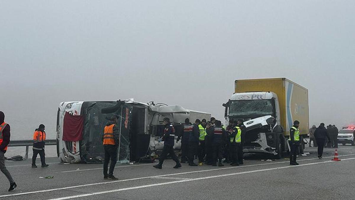 Yolcu otobüsü ile kamyon çarpıştı: 4 ölü, 36 yaralı
