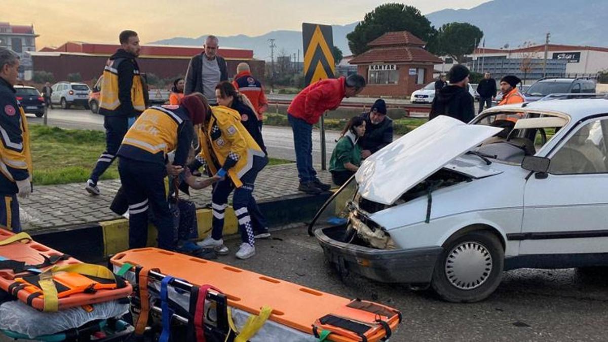 Manisa'da 2 otomobil çarpıştı; 8 yaralı