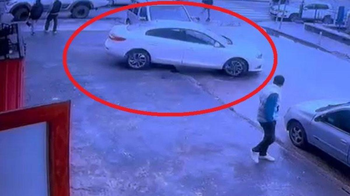 Geri manevra yapan sürücünün otomobili kafenin bahçesine daldı: 1’i öğrenci, 3 yaralı