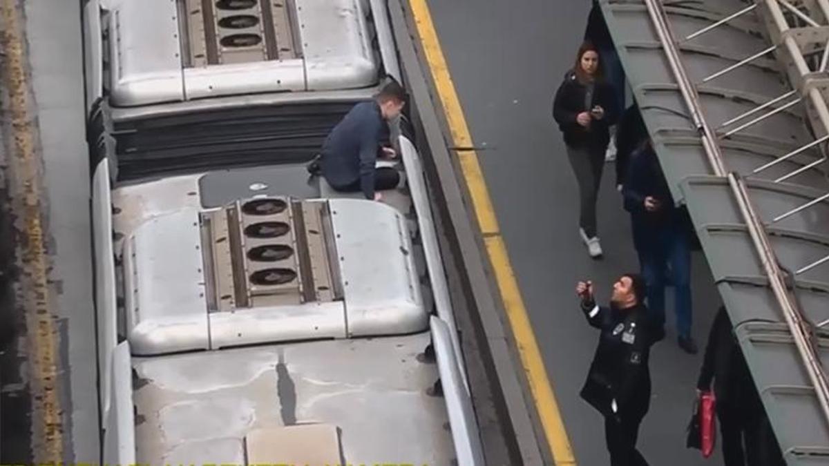 Video çekmek için metrobüsün üzerine çıkan fenomen güvenliklere yakalandı