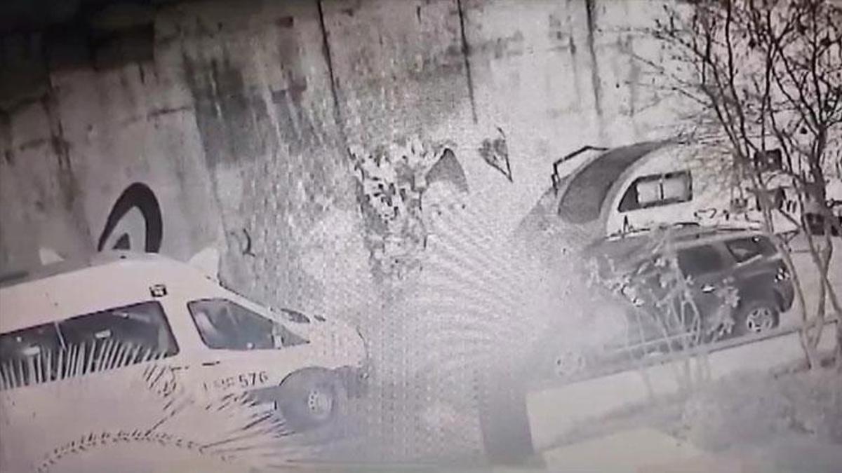 Kadıköy'de içinde yaklaşık 10 öğrencinin olduğu servis kaçırıldı