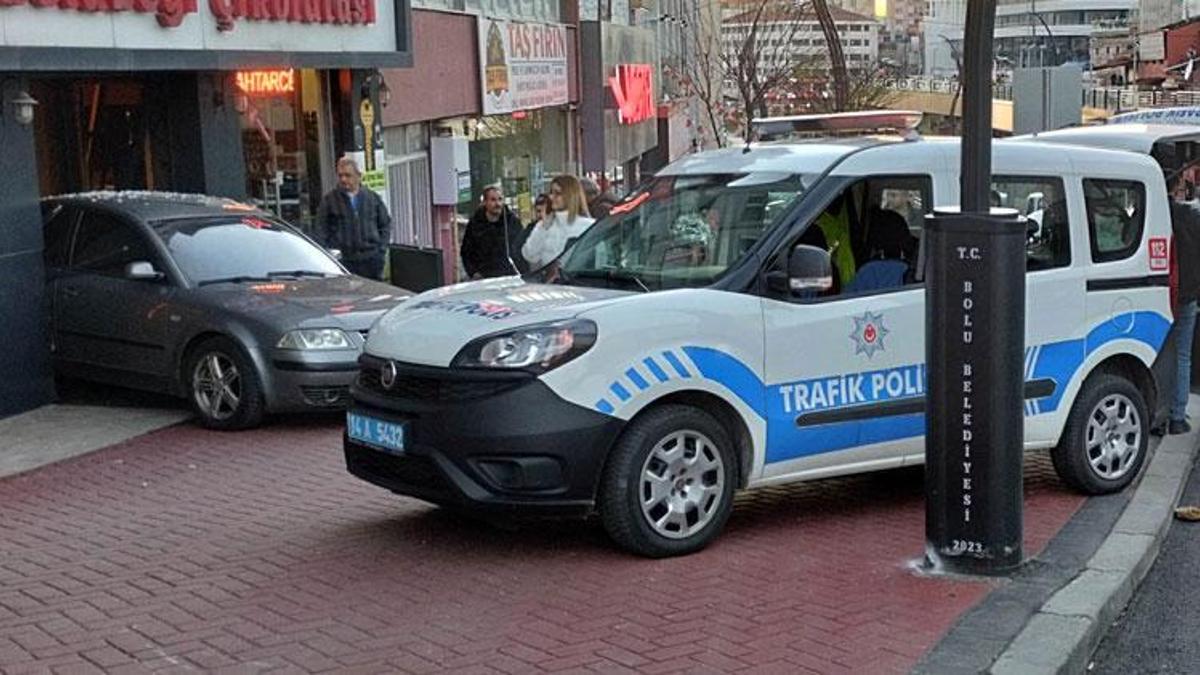 El freni çekilmeyen otomobil çikolata dükkanına girdi; o anlar kamerada