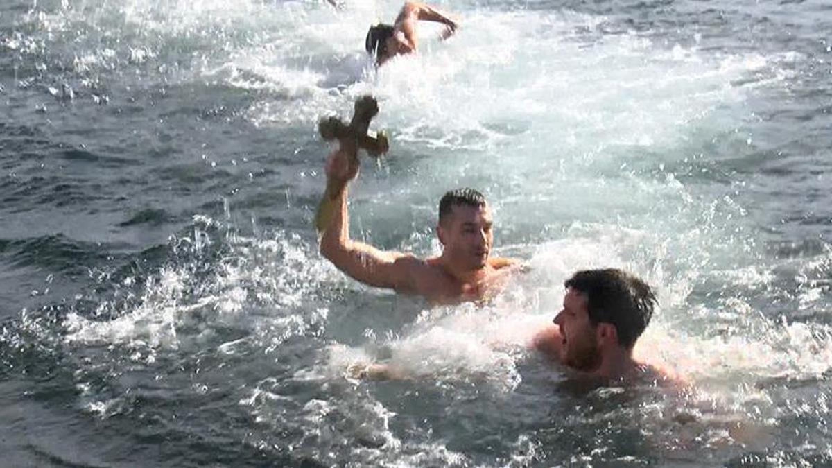 Bakırköy ve Ortaköy'de haç çıkarma töreni