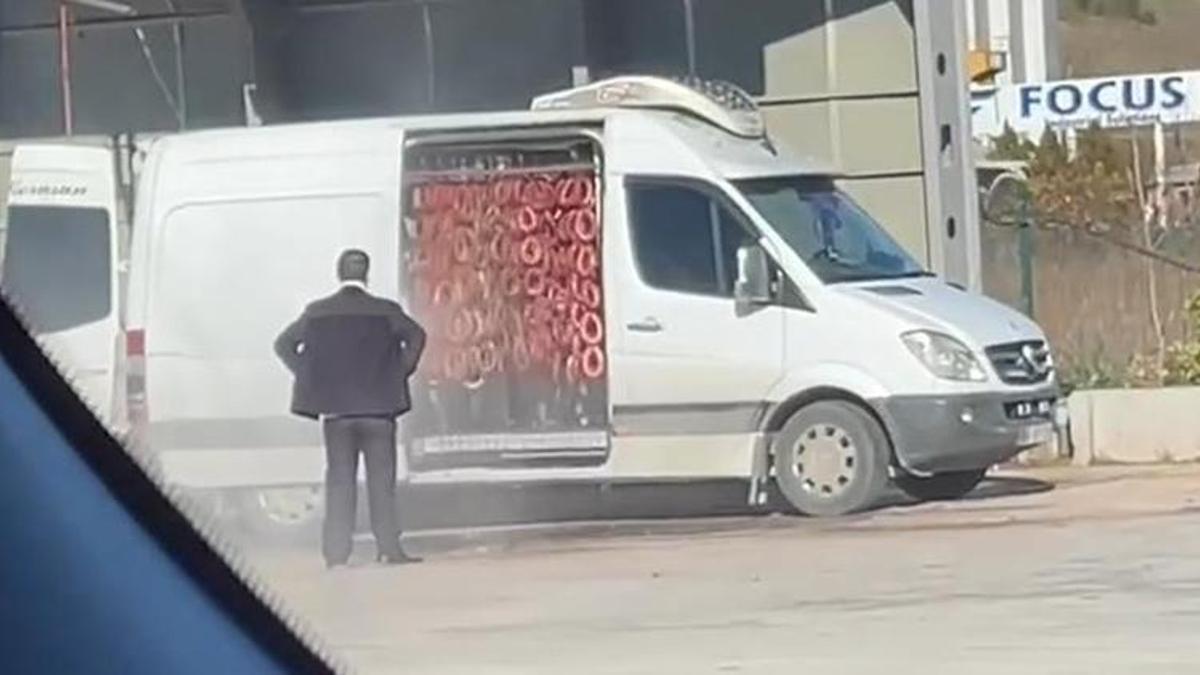Akaryakıt istasyonunda minibüste sucuk yıkayan 3 kişi gözaltına alındı