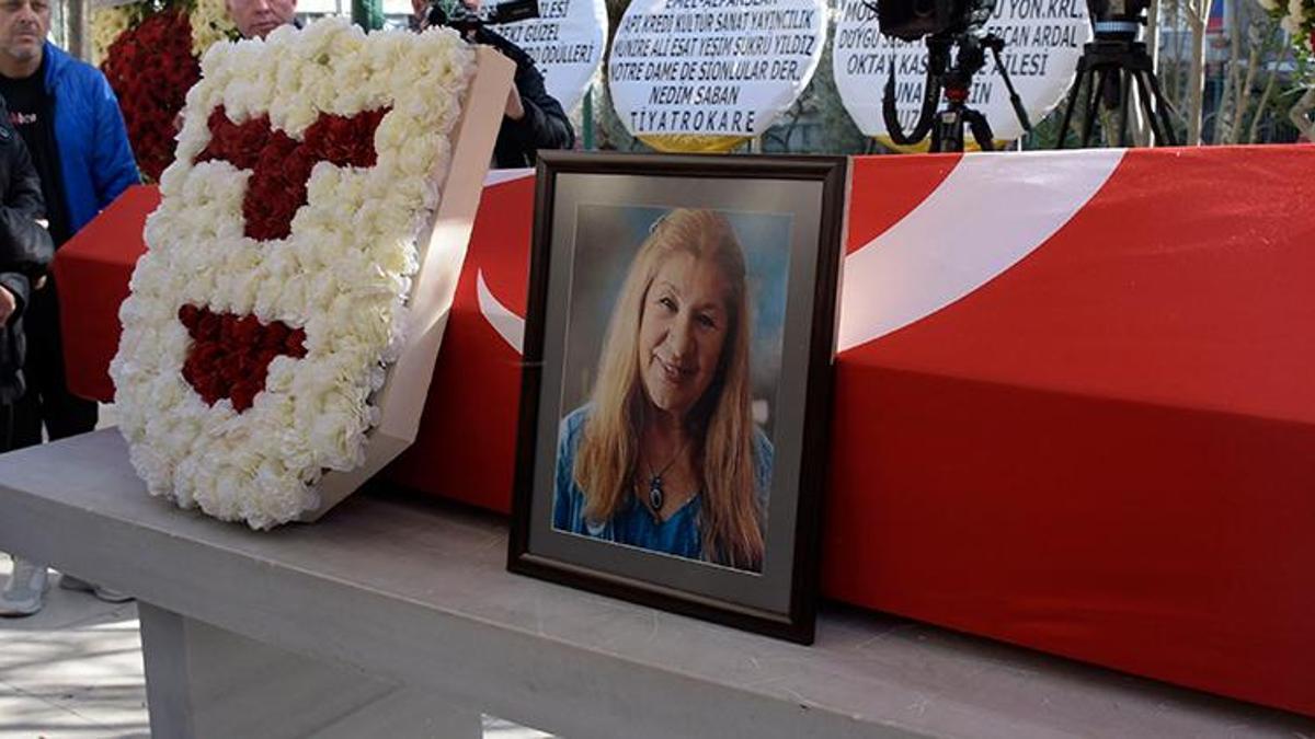 Ayla Algan alkışlarla son yolculuğuna uğurlandı