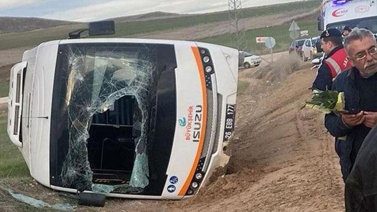 Eskişehir'de kamyonun çarptığı halk otobüsü devrildi; 11 yaralı
