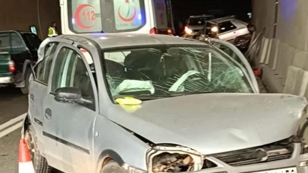 Artvin'de, tünel içerisinde 2 otomobil çarpıştı: 5 yaralı