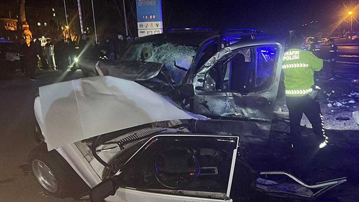 Kazaya karışan 3 araçtan 1'i ikiye bölündü! Otomobilden çevreye saçılanlar dikkat çekti