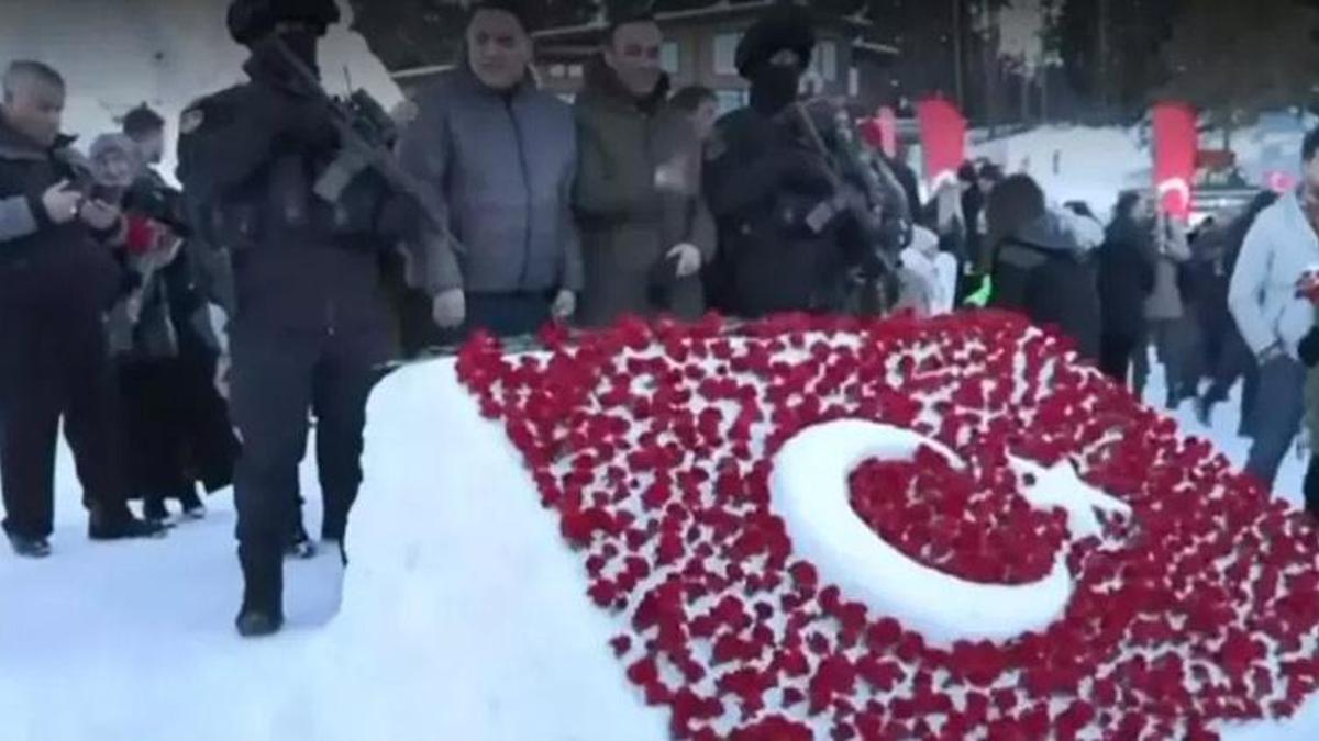 Sarıkamış'ta şehit düşen 90 bin Mehmetçik için kardan heykeller