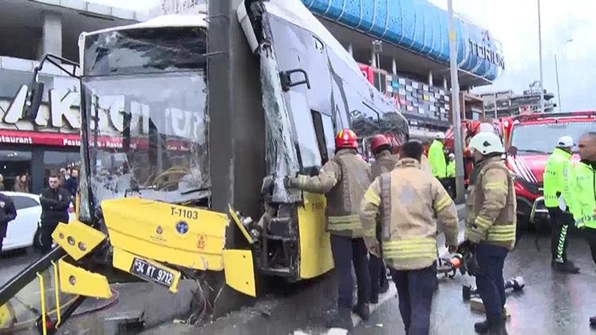 Esenyurt'ta İETT otobüsü direğe çarptı: 5 yaralı