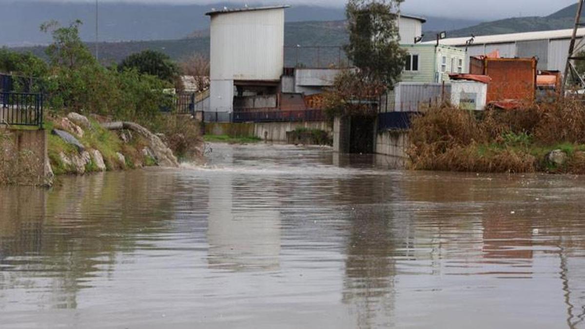 İzmir’de sağanak ve fırtına: Yollar göle döndü, şemsiyeler uçtu