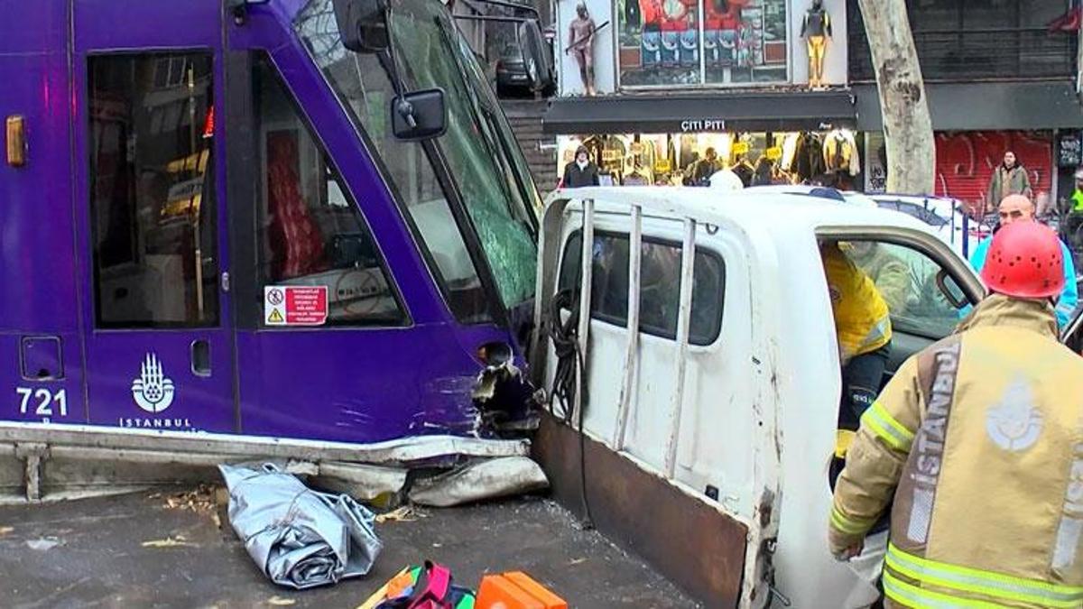 Karaköy'de tramvay kamyonete çarptı