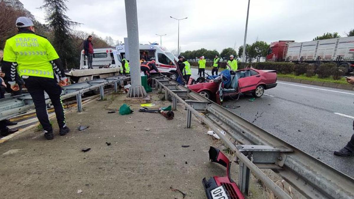 Bariyere çarpan otomobil parçalandı: 2 ölü, 2 yaralı