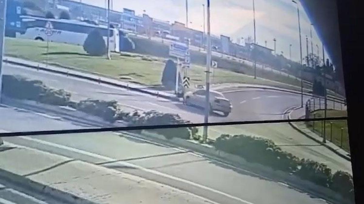 Bakırköy'de şerit değiştirmek isterken trafik polisine çarptı