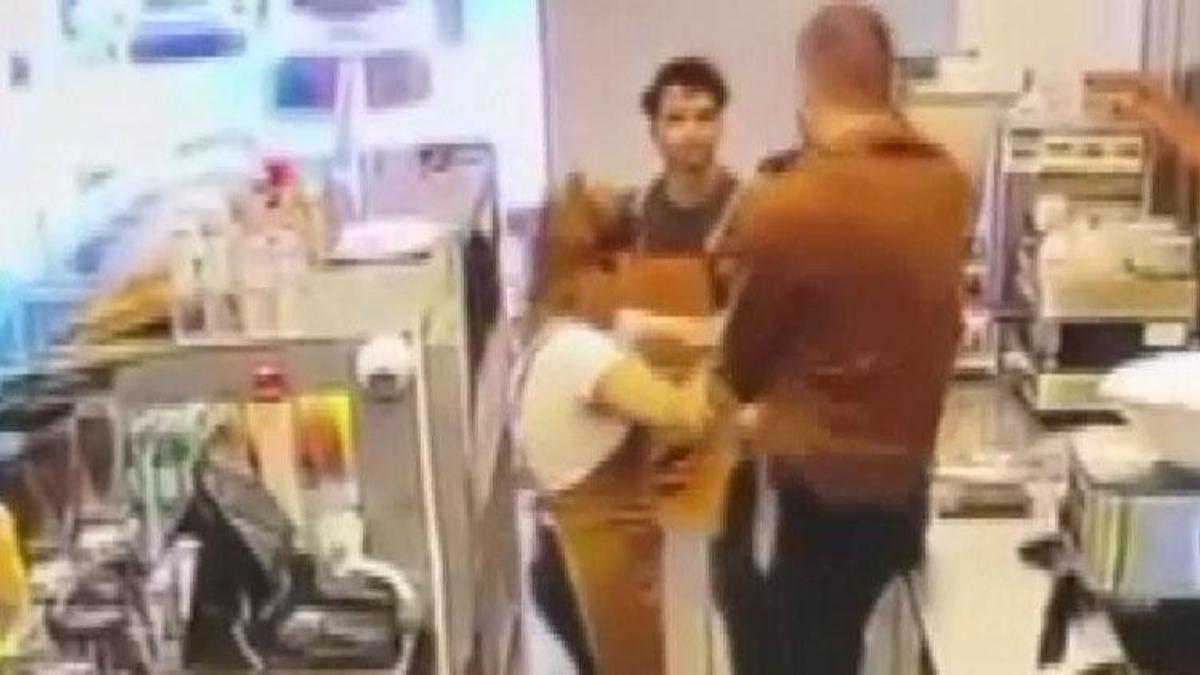 Sevgilisinin kahve bardağına gülücük sembolü çizen baristaya saldırdı!
