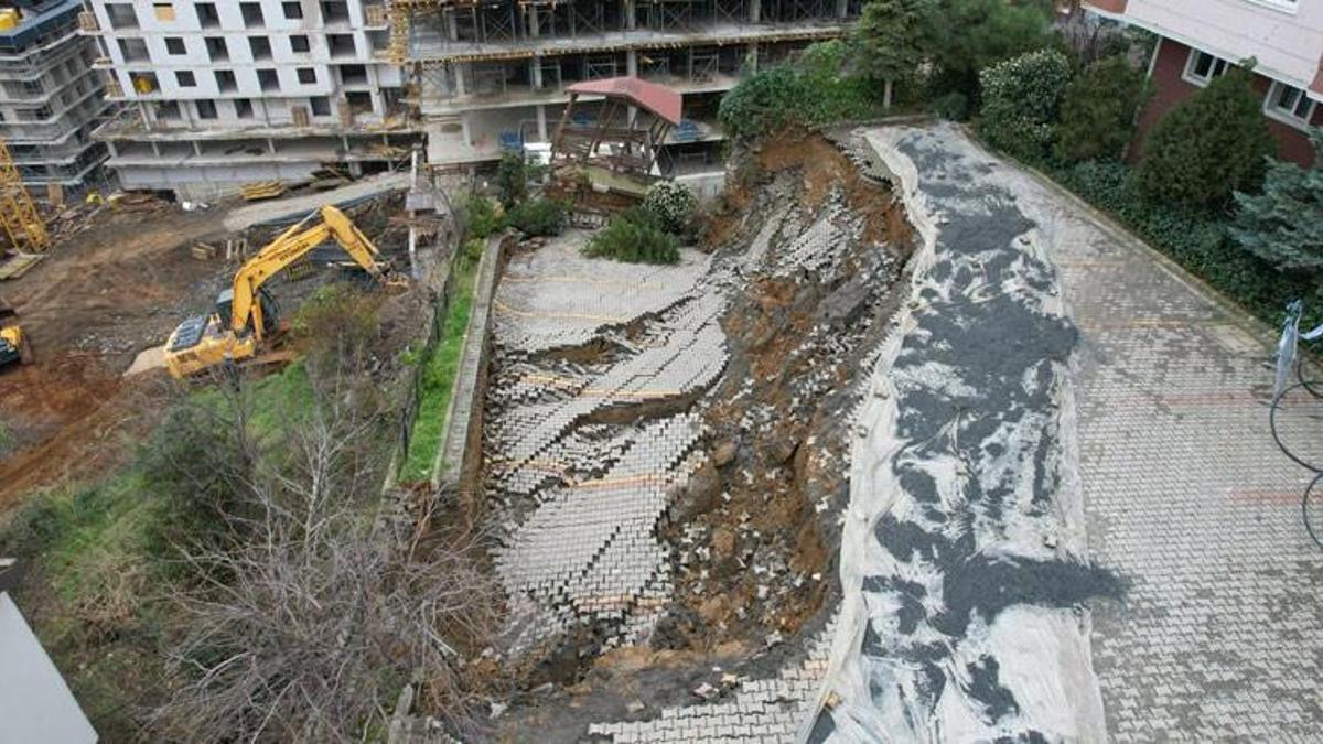 Üsküdar'da istinat duvarı çöktü: Bina boşaltıldı